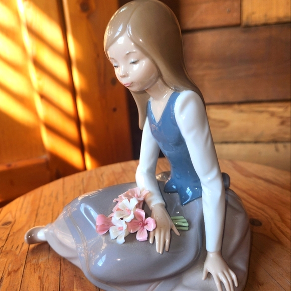 LLADRO "NOSTALGIA" #5071 YOUNG GIRL WITH FLOWERS - Picture 5 of 12